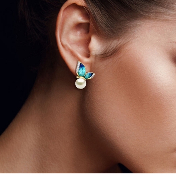 Pearl Butterfly Earrings - Picture 2 of 4